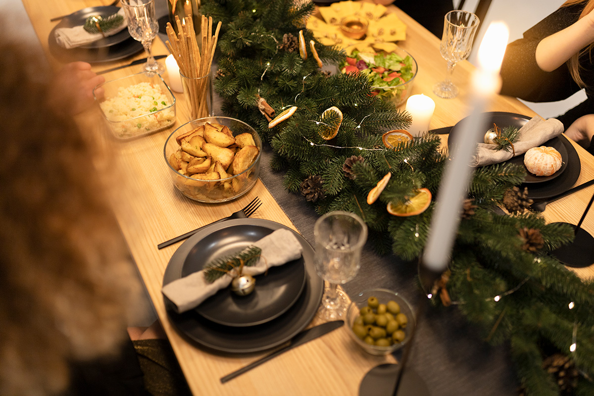 Festliche Tischdekoration für weihnachtliche Mahlzeiten